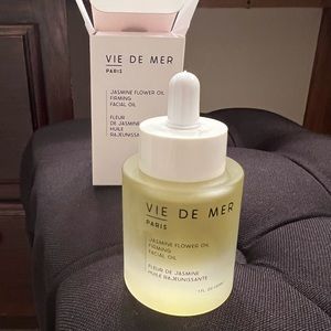 VIE DE MER jasmine facial oil.